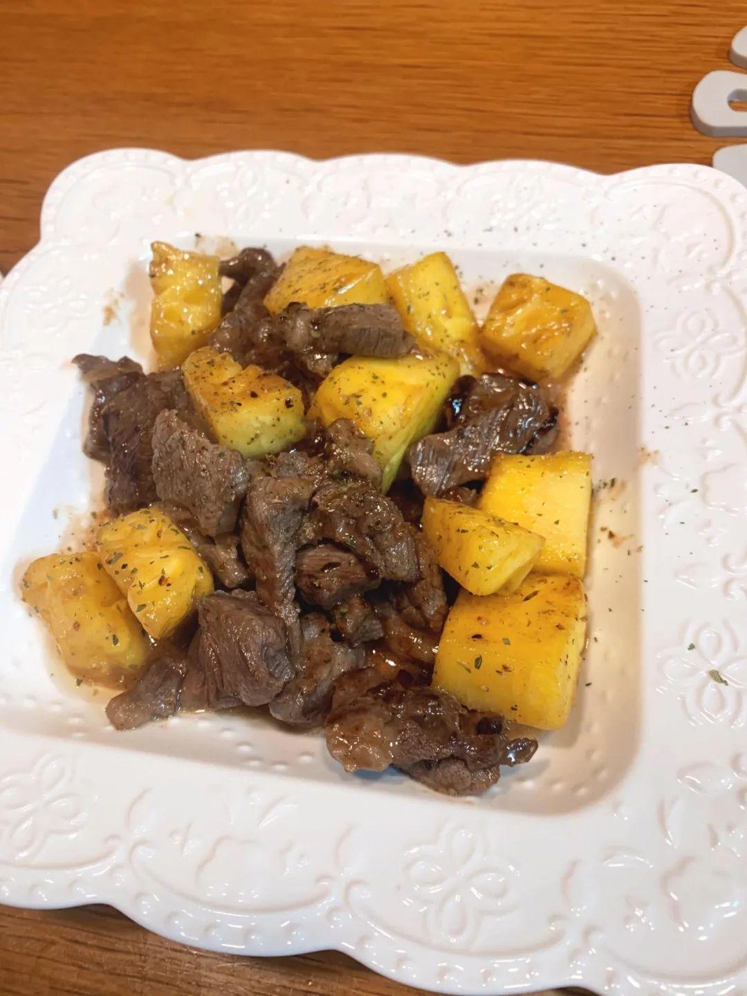 學(xué)做菠蘿炒牛肉，看這個(gè)視頻就夠了!