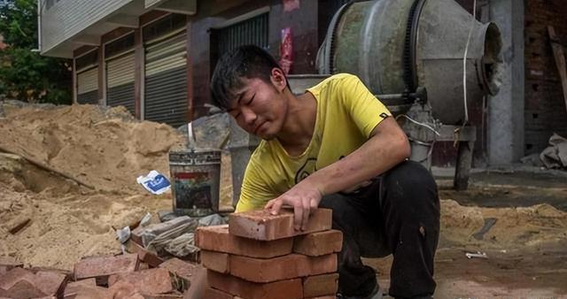 “搬磚小伙”林萬(wàn)東：高考713分，被嘲考上清華也沒(méi)用，現在咋樣