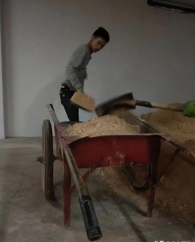 “搬磚小伙”林萬(wàn)東：高考713分，被嘲考上清華也沒(méi)用，現在咋樣